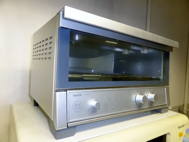 A countertop toaster oven